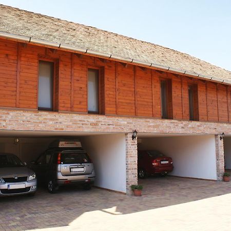 Várárok Apartman Gyula Esterno foto