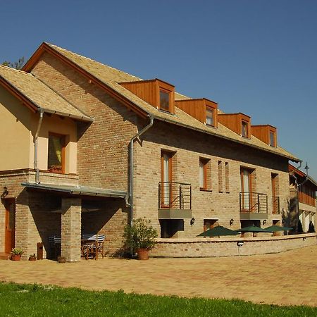 Várárok Apartman Gyula Esterno foto