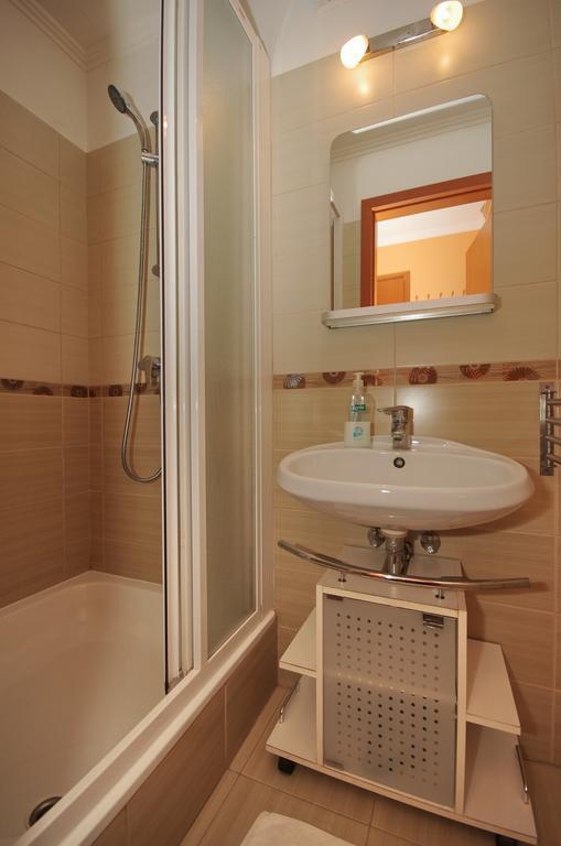 Várárok Apartman Gyula Esterno foto