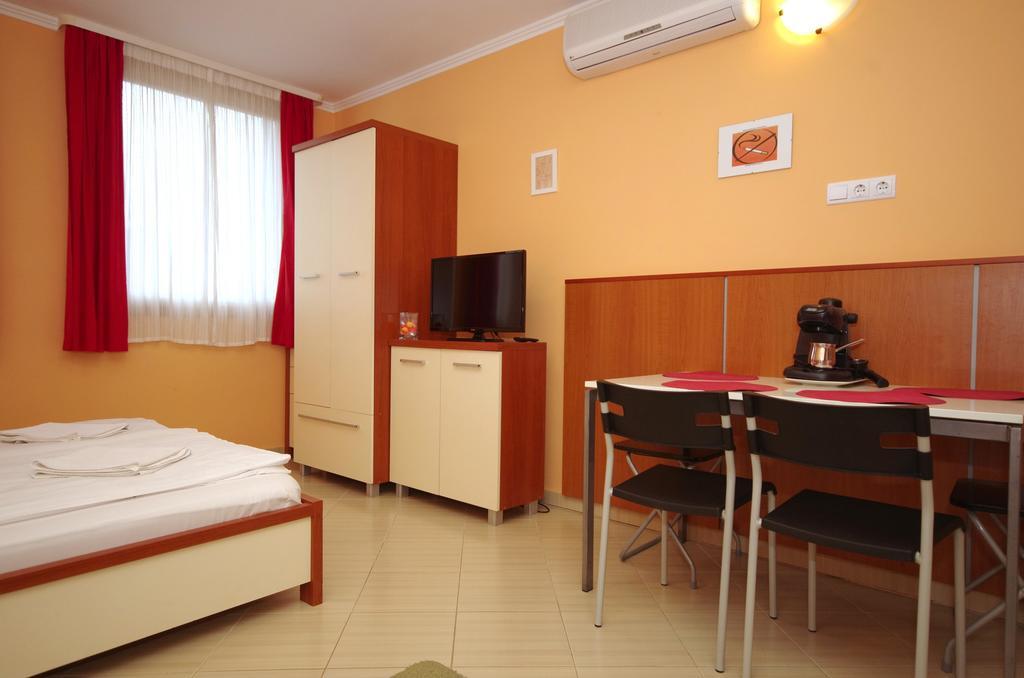 Várárok Apartman Gyula Esterno foto