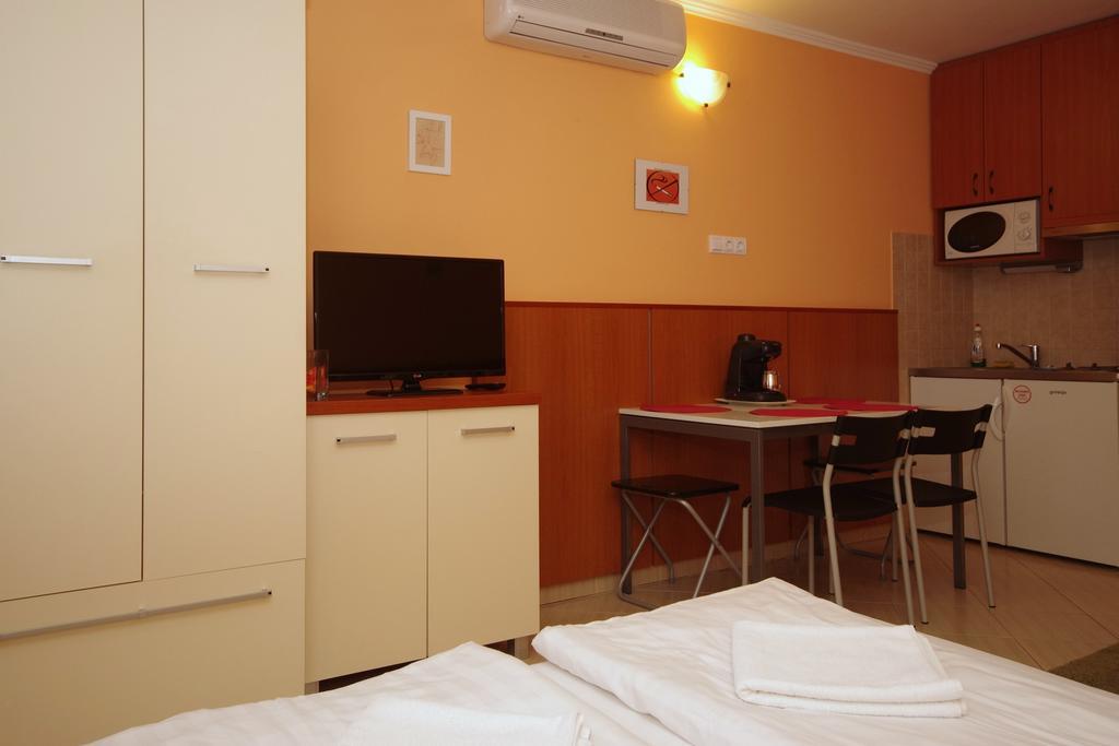 Várárok Apartman Gyula Esterno foto