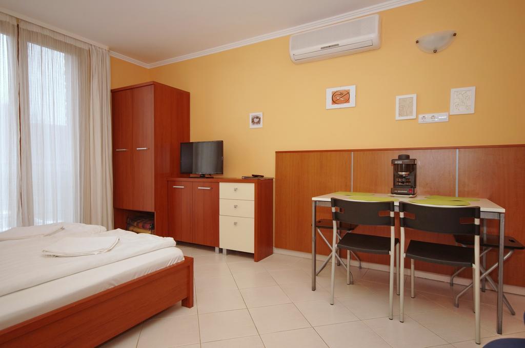 Várárok Apartman Gyula Esterno foto