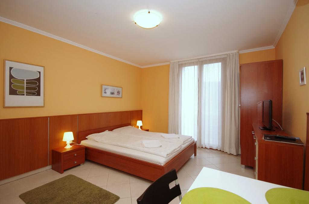 Várárok Apartman Gyula Esterno foto