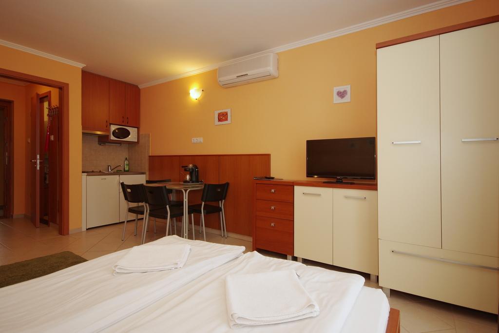 Várárok Apartman Gyula Esterno foto