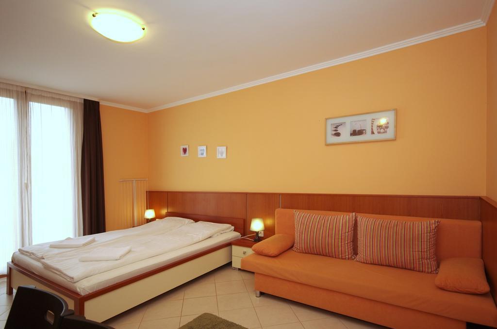 Várárok Apartman Gyula Esterno foto