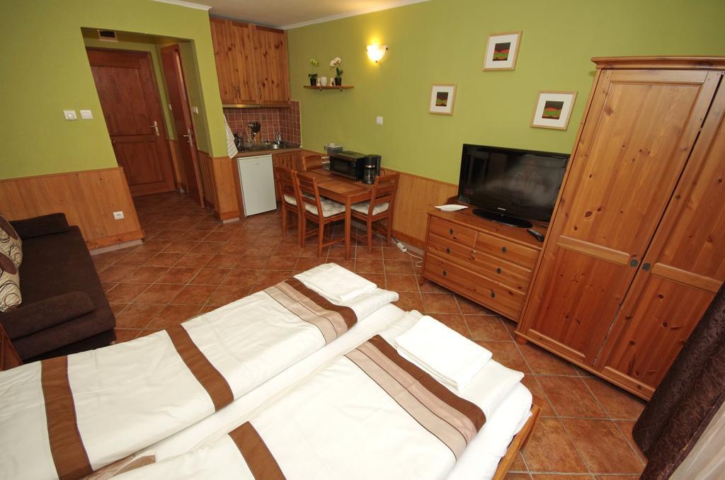 Várárok Apartman Gyula Esterno foto