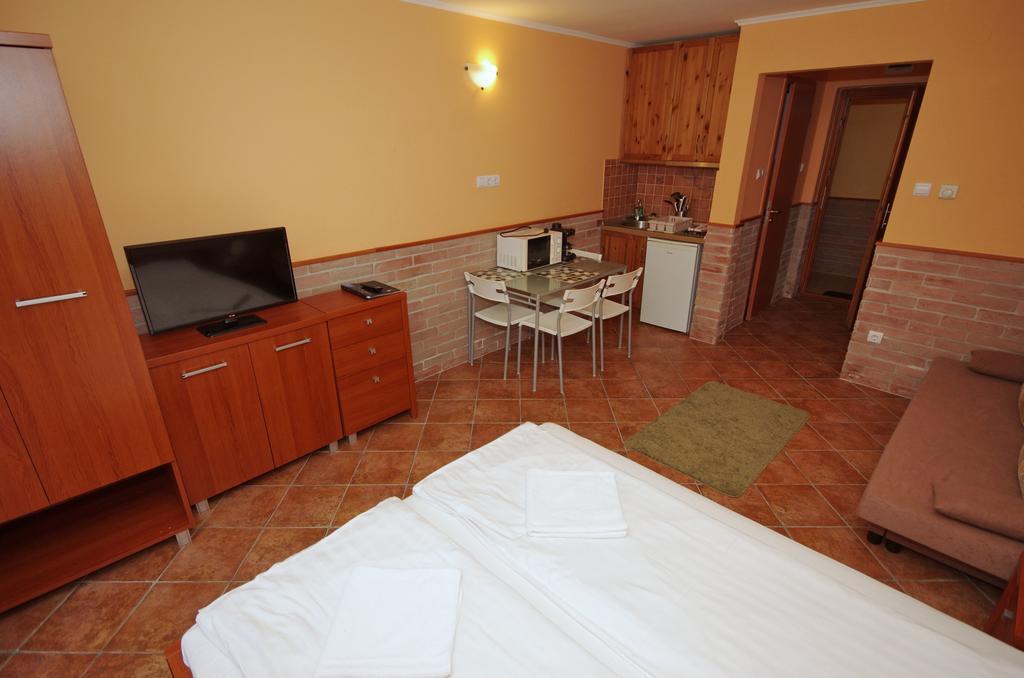 Várárok Apartman Gyula Esterno foto