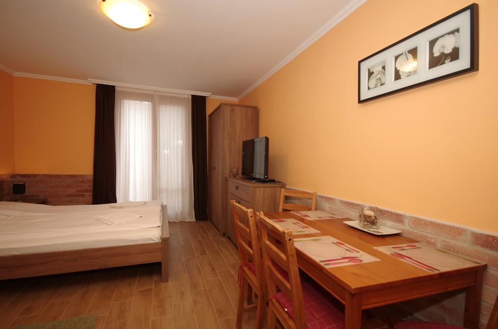 Várárok Apartman Gyula Esterno foto
