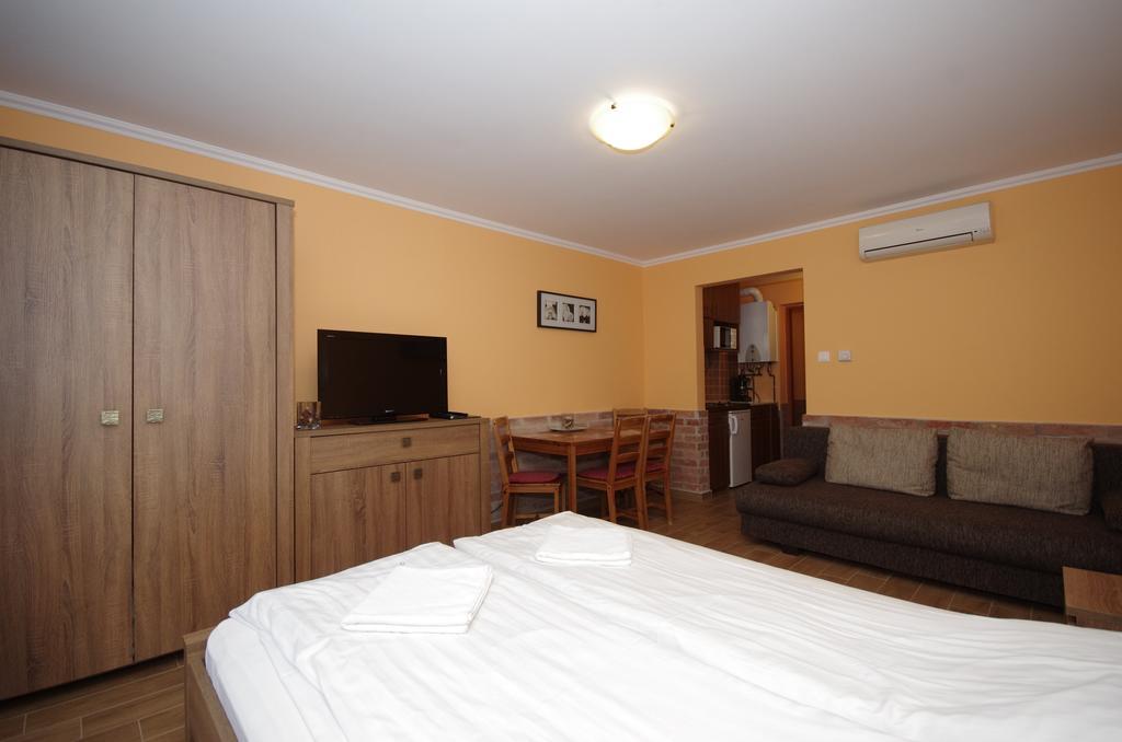 Várárok Apartman Gyula Esterno foto