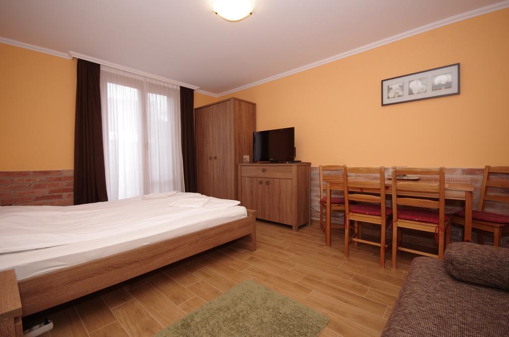 Várárok Apartman Gyula Esterno foto