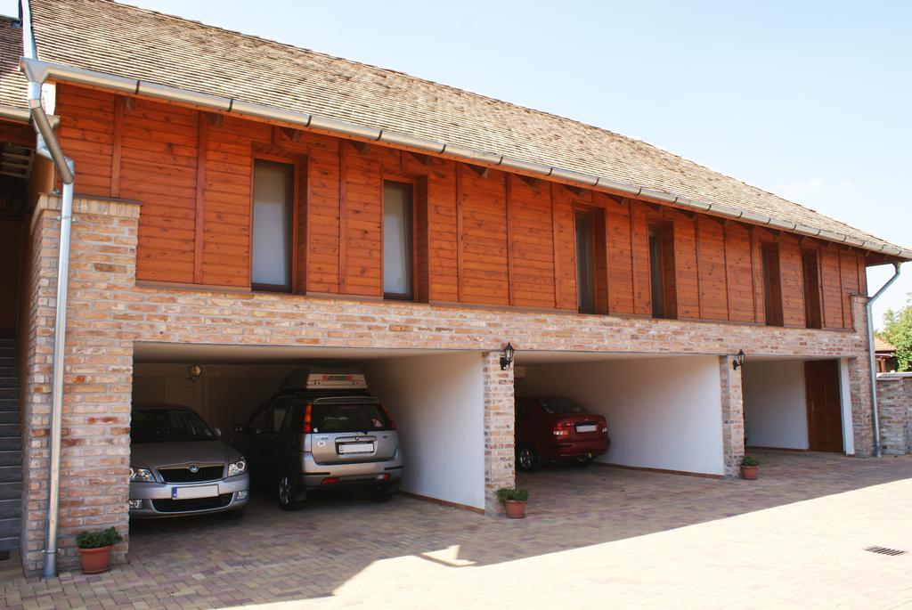 Várárok Apartman Gyula Esterno foto