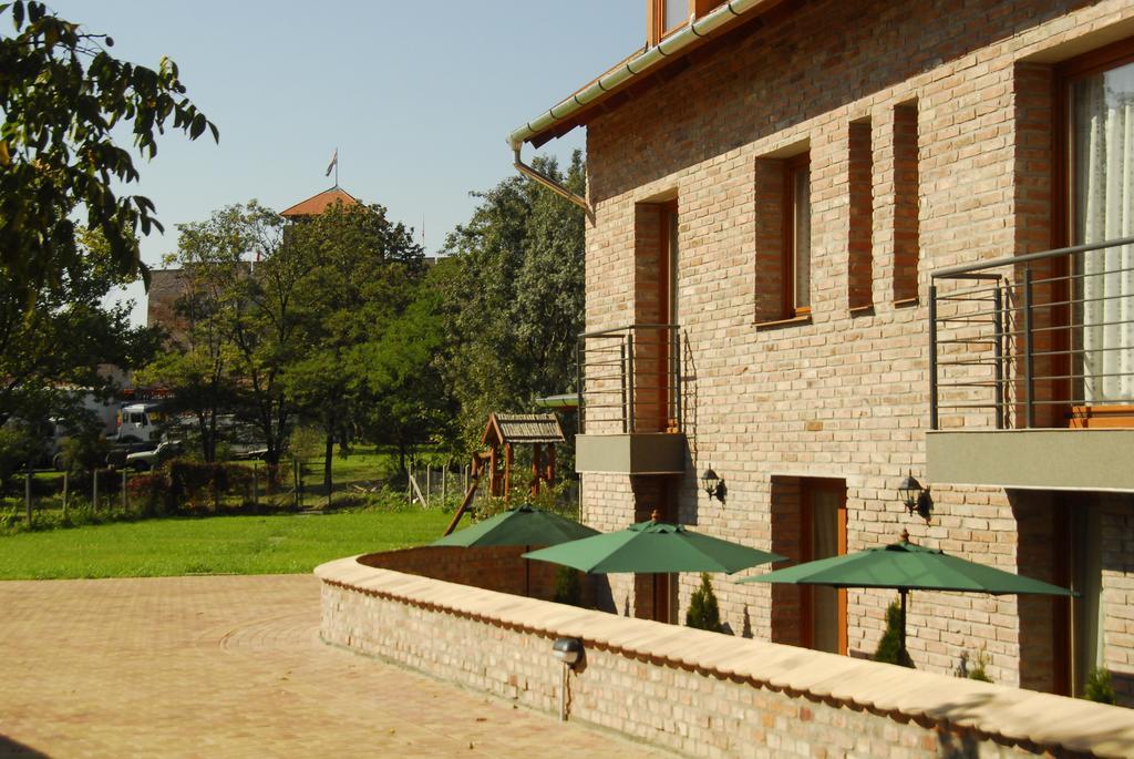 Várárok Apartman Gyula Esterno foto
