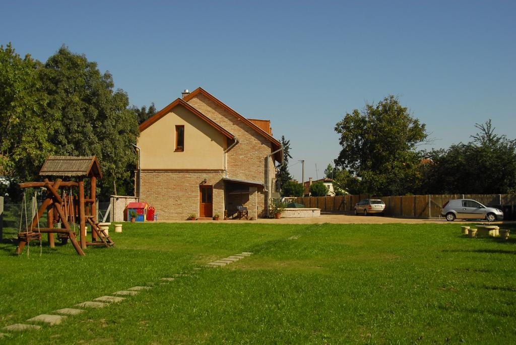 Várárok Apartman Gyula Esterno foto