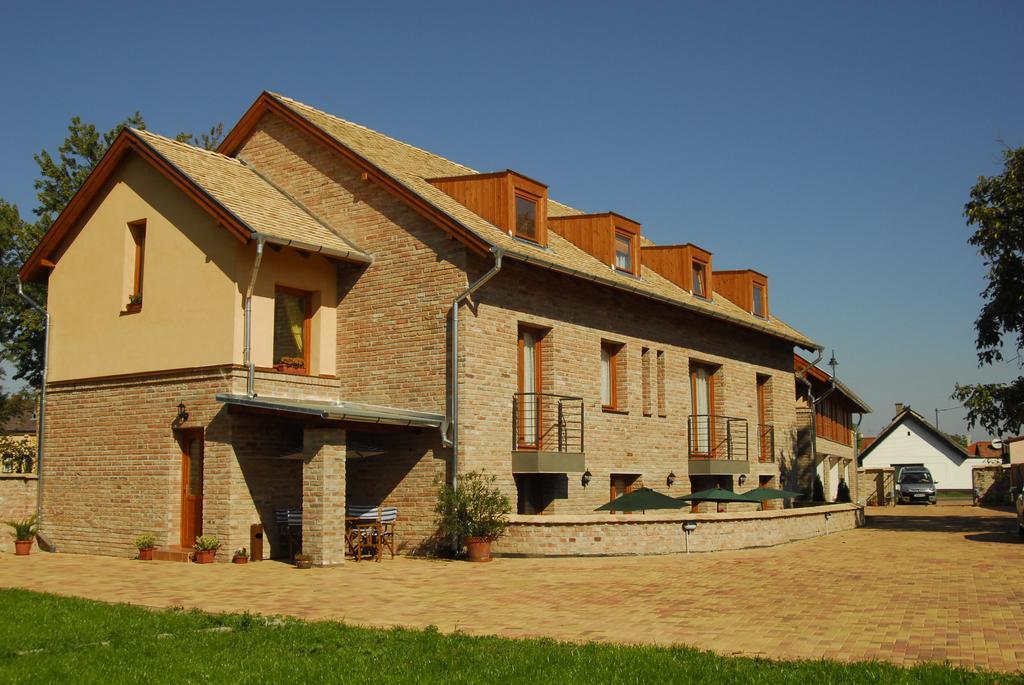 Várárok Apartman Gyula Esterno foto