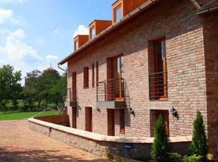 Várárok Apartman Gyula Esterno foto