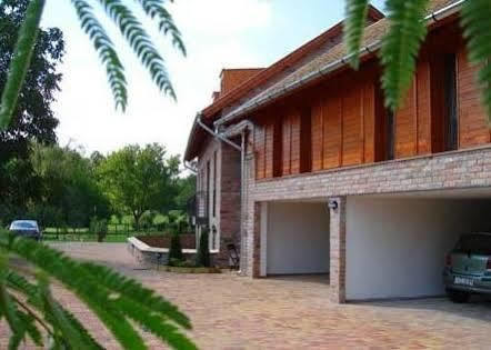 Várárok Apartman Gyula Esterno foto