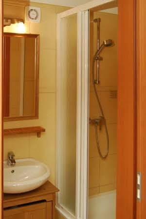 Várárok Apartman Gyula Esterno foto