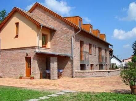 Várárok Apartman Gyula Esterno foto