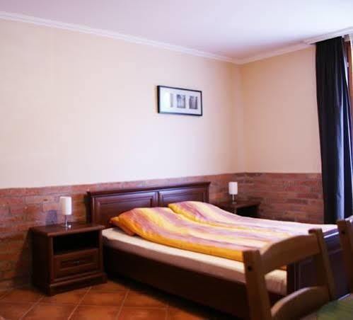 Várárok Apartman Gyula Esterno foto